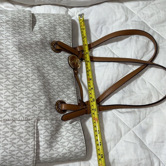 Like new Micheal Kors jet set travel tote logo bag - Picture 11 of 16